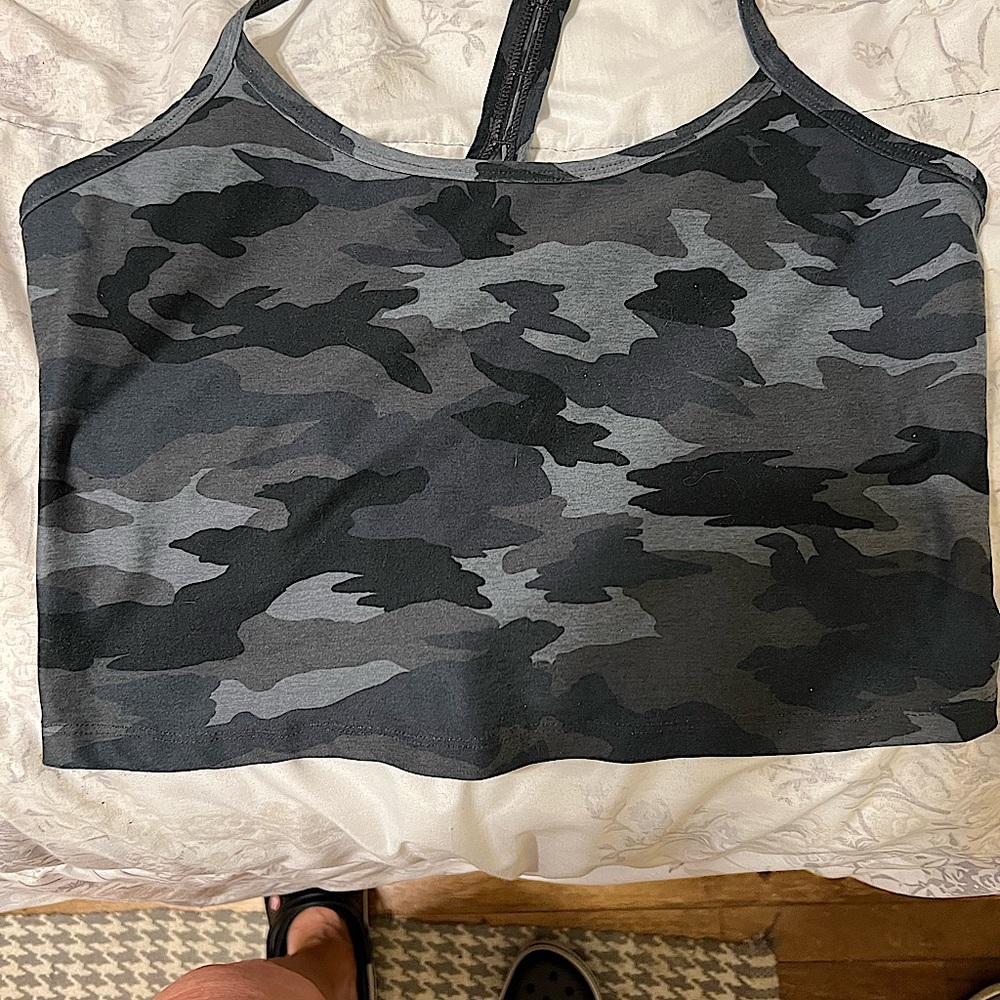 Beyond Yoga Camo racerback cropped tank
